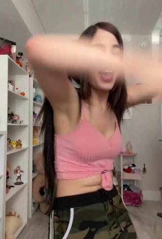 1. Sexy Elizabeth Staryuuki in Pink Crop Top