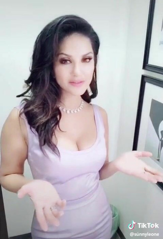 3. Sultry Sunny Leone Shows Cleavage