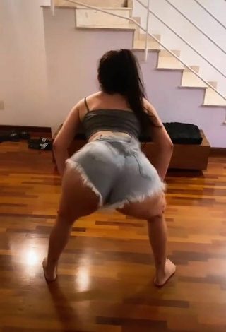 Sultry Tainá Costa Shows Butt while Twerking