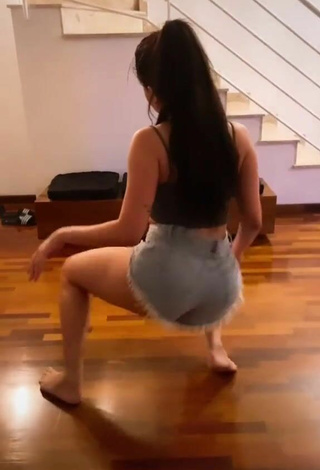 5. Sultry Tainá Costa Shows Butt while Twerking