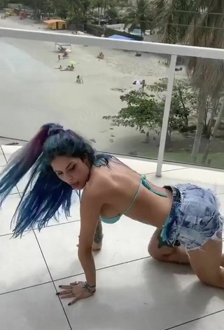 6. Cute MC Tati Zaqui in Bikini Top while Twerking