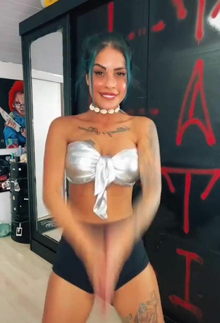 Sultry MC Tati Zaqui in Bra while Twerking and Bouncing Boobs