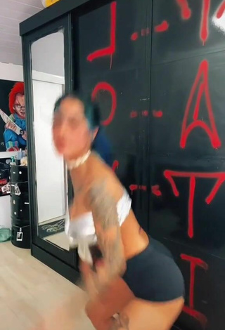 2. Sultry MC Tati Zaqui in Bra while Twerking and Bouncing Boobs