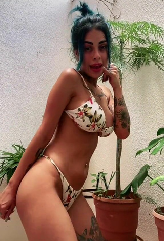 2. Erotic MC Tati Zaqui in Bikini