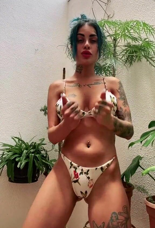 3. Erotic MC Tati Zaqui in Bikini