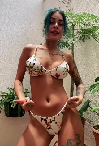 5. Erotic MC Tati Zaqui in Bikini