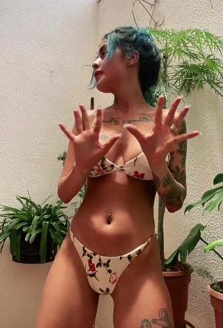 6. Erotic MC Tati Zaqui in Bikini