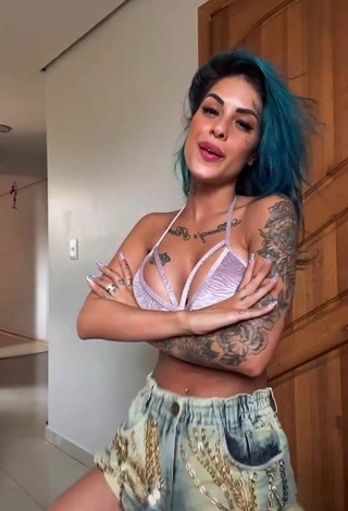 Cute MC Tati Zaqui Shows Cleavage in Black Bra while Twerking