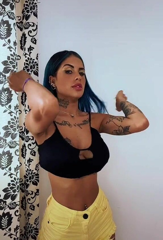 1. Sultry MC Tati Zaqui Shows Cleavage in Crop Top