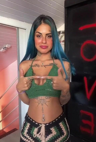 Sexy MC Tati Zaqui Shows Cleavage in Bikini