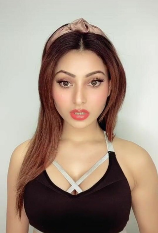 2. Luscious Urvashi Rautela in Black Crop Top