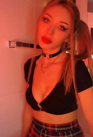 5. Sultry Özgür Balakar Shows Cleavage in Black Crop Top