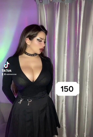 3. Vai Monroe Shows her Erotic Cleavage