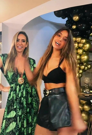 3. Sexy Vanessa Lopes Shows Cleavage in Black Crop Top