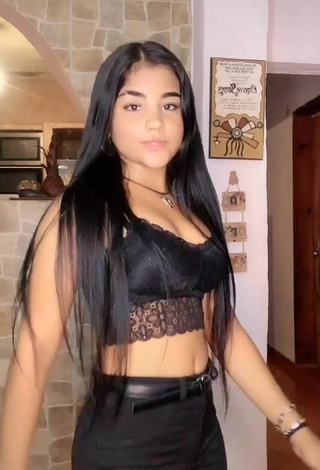 1. Luscious Yurielkys Ojeda Shows Cleavage in Black Crop Top