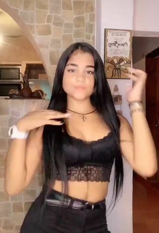 3. Luscious Yurielkys Ojeda Shows Cleavage in Black Crop Top