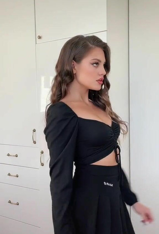 5. Sultry Dilara Zinatullina Shows Cleavage in Black Crop Top