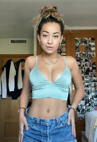 2. Sexy Marina Riverss Shows Cleavage in Blue Crop Top