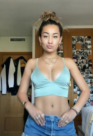 4. Sexy Marina Riverss Shows Cleavage in Blue Crop Top