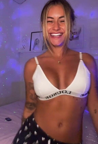 4. Sexy Abril Cols Shows Cleavage in White Sport Bra