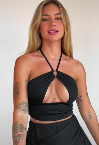 Erotic Abril Cols Shows Cleavage in Black Crop Top