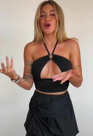 4. Erotic Abril Cols Shows Cleavage in Black Crop Top