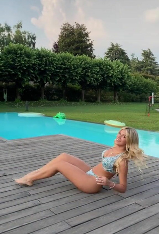 2. Hot Alice de Bortoli Shows Cleavage in Bikini at the Swimming Pool