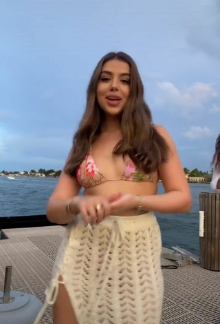 3. Fine Amanda Díaz in Sweet Bikini Top