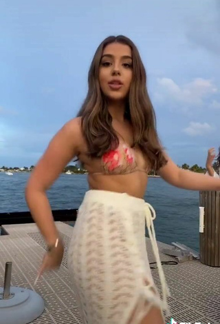 5. Fine Amanda Díaz in Sweet Bikini Top