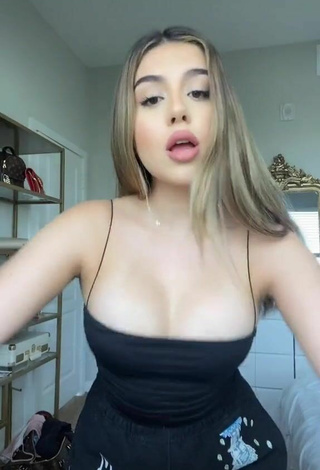 Sultry Amanda Díaz Shows Cleavage in Black Top