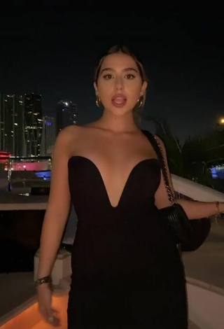 Beautiful Amanda Díaz in Sexy Dress