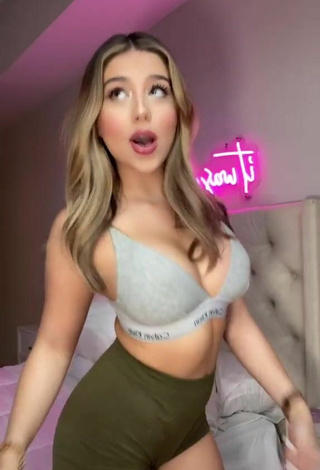 Sweet Amanda Díaz Shows Cleavage in Cute Grey Sport Bra