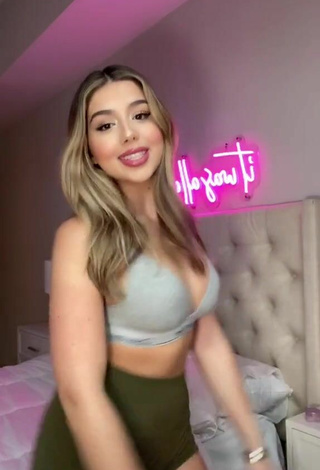 3. Sweet Amanda Díaz Shows Cleavage in Cute Grey Sport Bra