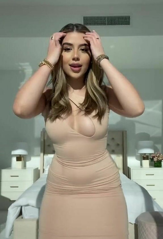 3. Sexy Amanda Díaz Shows Cleavage