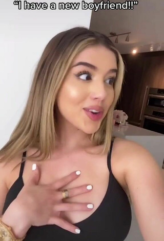 Titillating Amanda Díaz Shows Cleavage in Black Crop Top