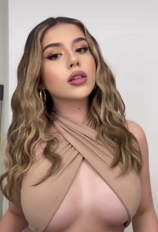 Sweet Amanda Díaz Shows Cleavage in Cute Beige Crop Top (Underboob)