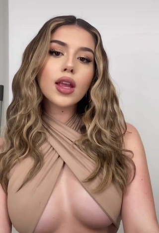 2. Sweet Amanda Díaz Shows Cleavage in Cute Beige Crop Top (Underboob)