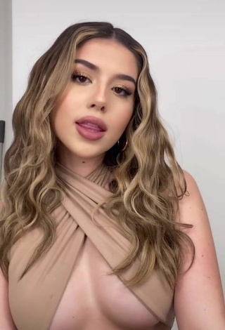 3. Sweet Amanda Díaz Shows Cleavage in Cute Beige Crop Top (Underboob)