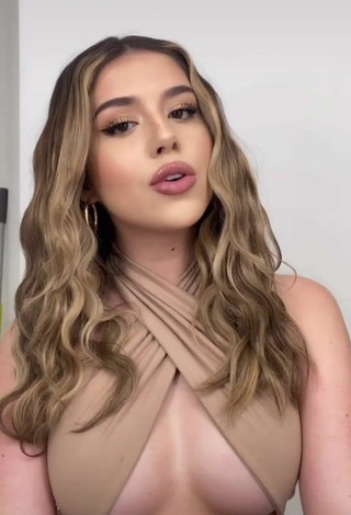 5. Sweet Amanda Díaz Shows Cleavage in Cute Beige Crop Top (Underboob)