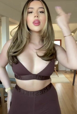 3. Hottie Amanda Díaz Shows Cleavage in Brown Sport Bra