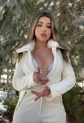 Amanda Díaz Shows her Sexy Cleavage