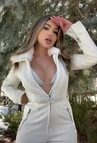 2. Amanda Díaz Shows her Sexy Cleavage