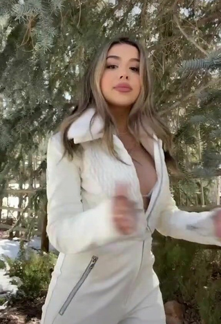 5. Amanda Díaz Shows her Sexy Cleavage