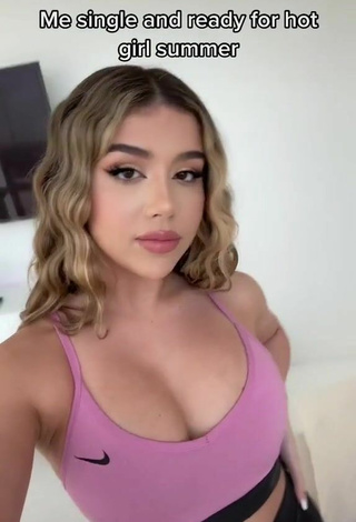 2. Titillating Amanda Díaz Shows Cleavage in Pink Sport Bra