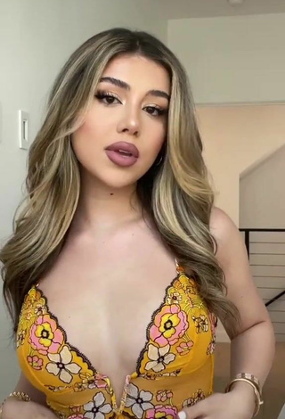 Erotic Amanda Díaz Shows Cleavage