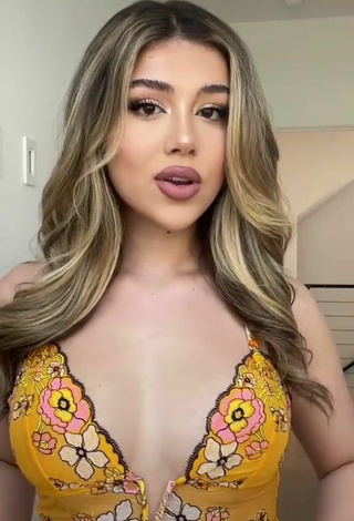 2. Erotic Amanda Díaz Shows Cleavage