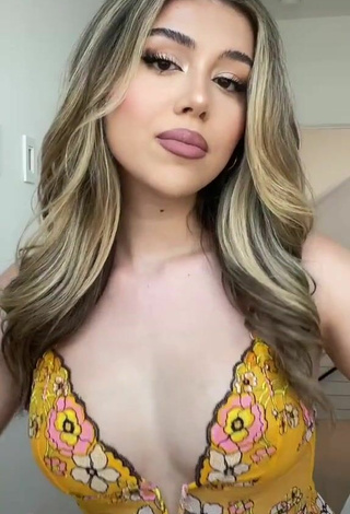 5. Erotic Amanda Díaz Shows Cleavage