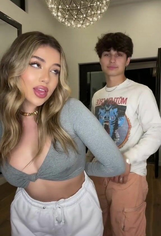 2. Hottest Amanda Díaz in Grey Crop Top