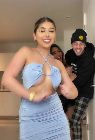 3. Hottie Amanda Díaz in Blue Dress while Twerking (Underboob)