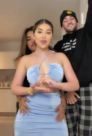 4. Hottie Amanda Díaz in Blue Dress while Twerking (Underboob)